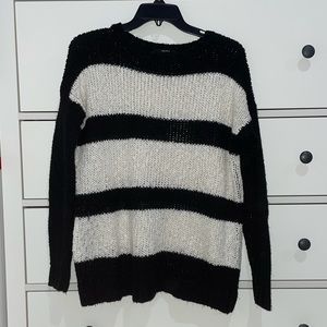 BLACK AND WHITE STRIPPED SWEATER